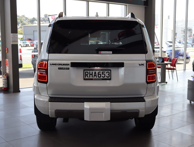 2025 Toyota Land Cruiser Prado VX 2.8D Hybrid 8... image 3