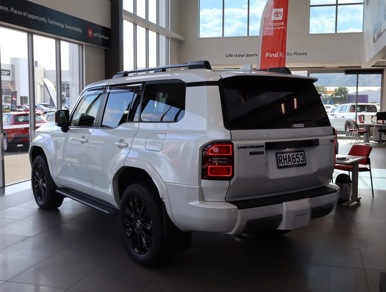 2025 Toyota Land Cruiser Prado VX 2.8D Hybrid 8... image 5