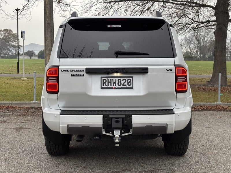 2025 Toyota Land Cruiser Prado VX 2.8D Hybrid 8... image 4