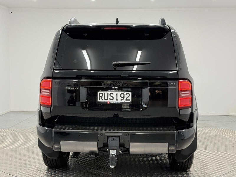 2025 Toyota Land Cruiser Prado VX 2.8D Hybrid image 4