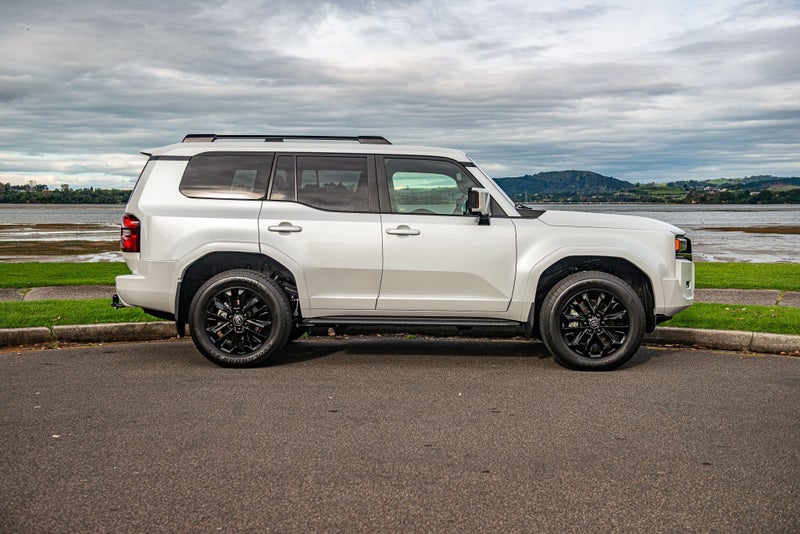 2025 Toyota Land Cruiser Prado VX image 3