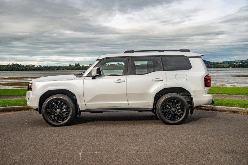 2025 Toyota Land Cruiser Prado VX image 5