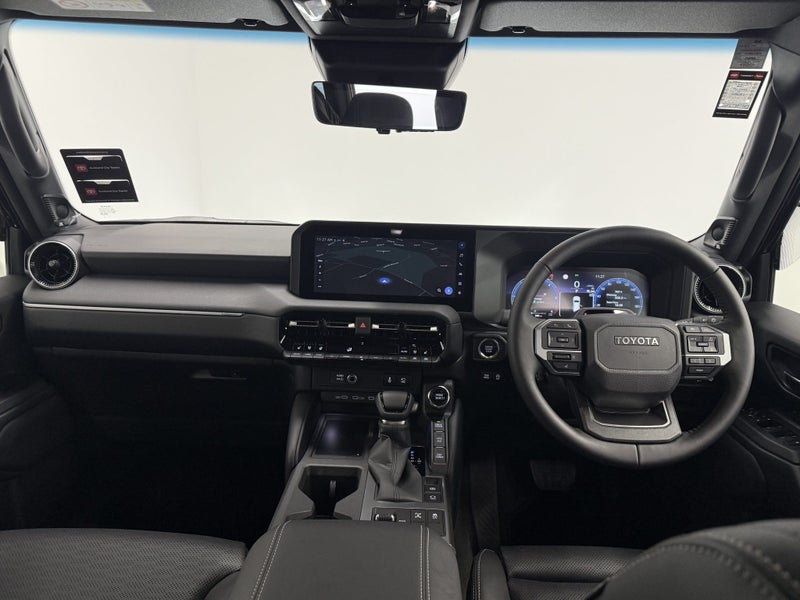 2025 Toyota Land Cruiser Prado VX LIMITED image 3