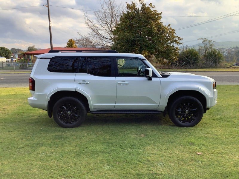 2025 Toyota Land Cruiser Prado VXL 2.8D Hybrid... image 4