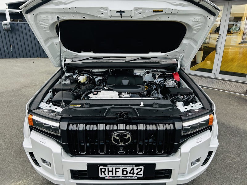 2025 Toyota Land Cruiser Prado VXL 2.8D Hybrid... image 3