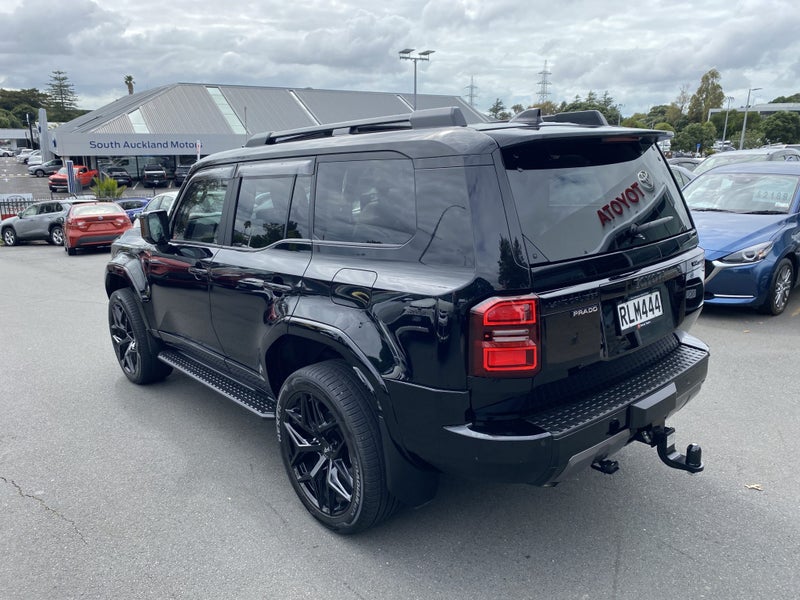 2025 Toyota Land Cruiser Prado VXL 2.8D Hybrid 8AT image 3