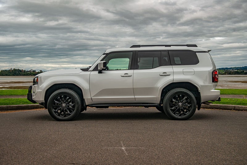 2025 Toyota Land Cruiser Prado VXL image 3