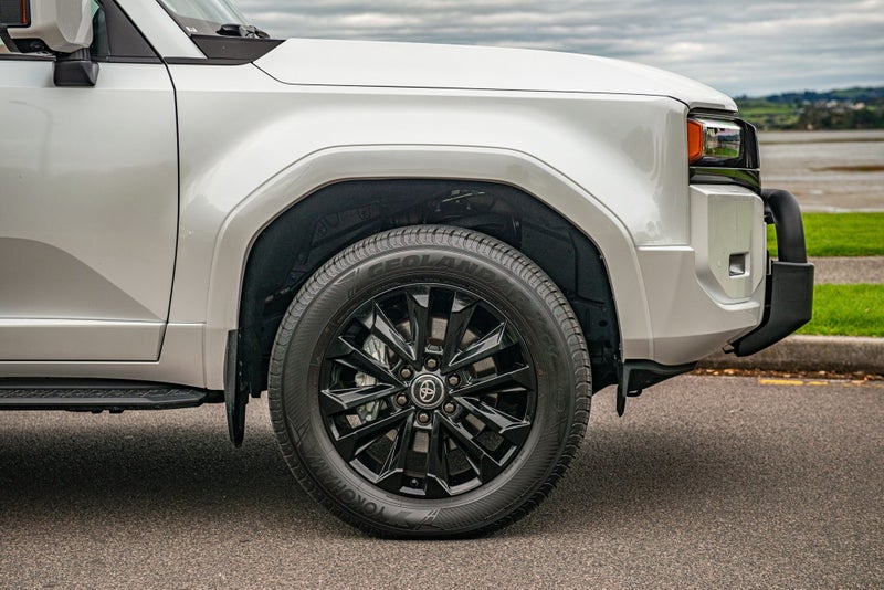 2025 Toyota Land Cruiser Prado VXL image 4