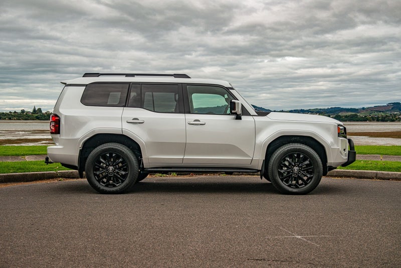 2025 Toyota Land Cruiser Prado VXL image 5
