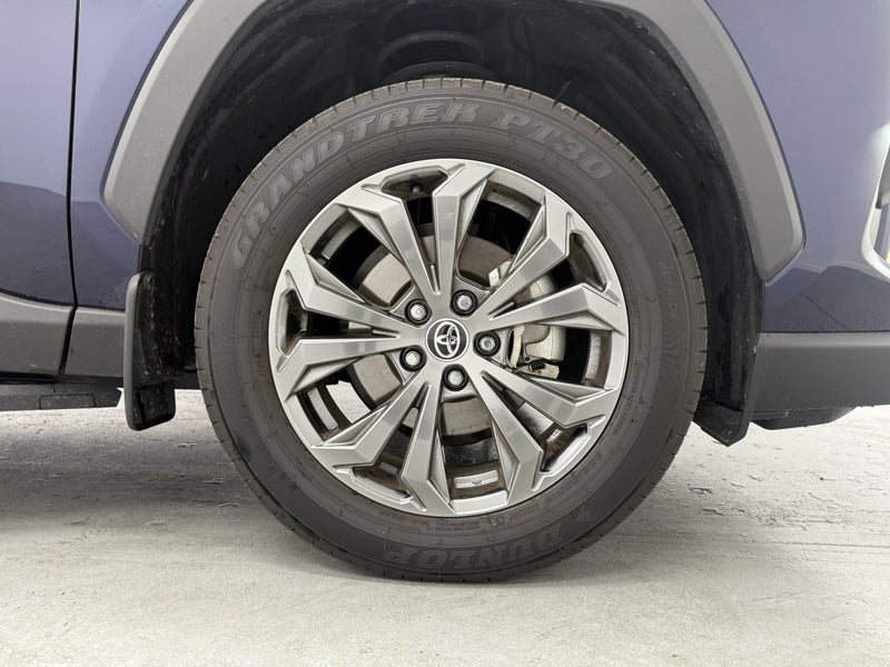 2025 Toyota RAV4 GXL image 5