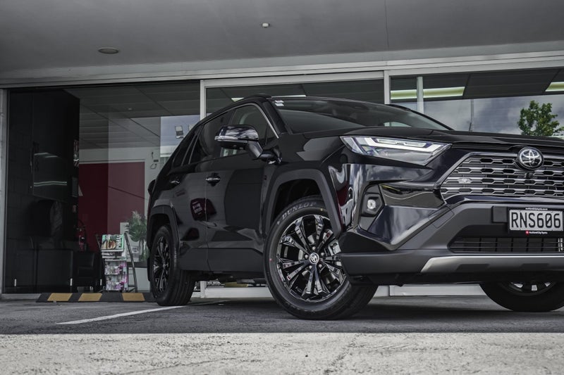 2025 Toyota RAV4 Limited 2.5P Hybrid AWD SUV/5D/5S image 4