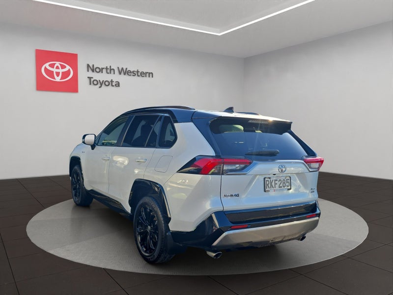 2025 Toyota RAV4 XSE 2.5L Hybrid AWD SUV image 4