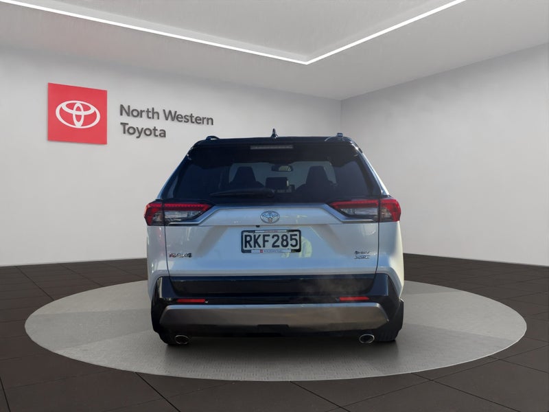 2025 Toyota RAV4 XSE 2.5L Hybrid AWD SUV image 5