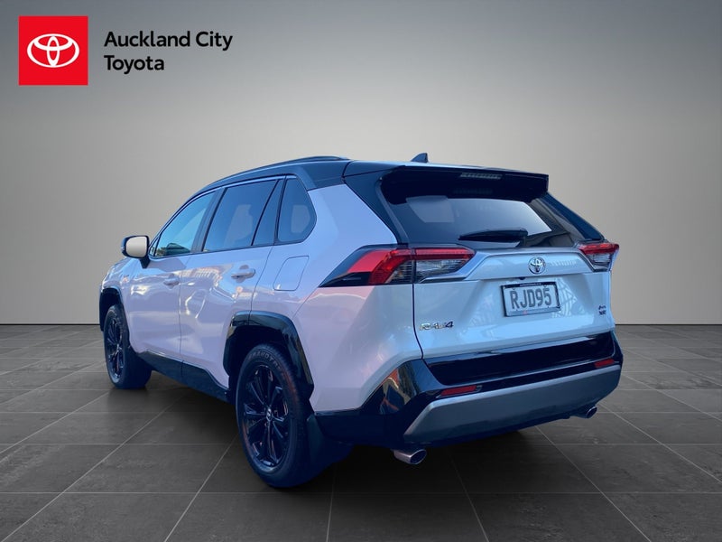 2025 Toyota RAV4 XSE 2.5P HV ECVT AWD SUV image 5