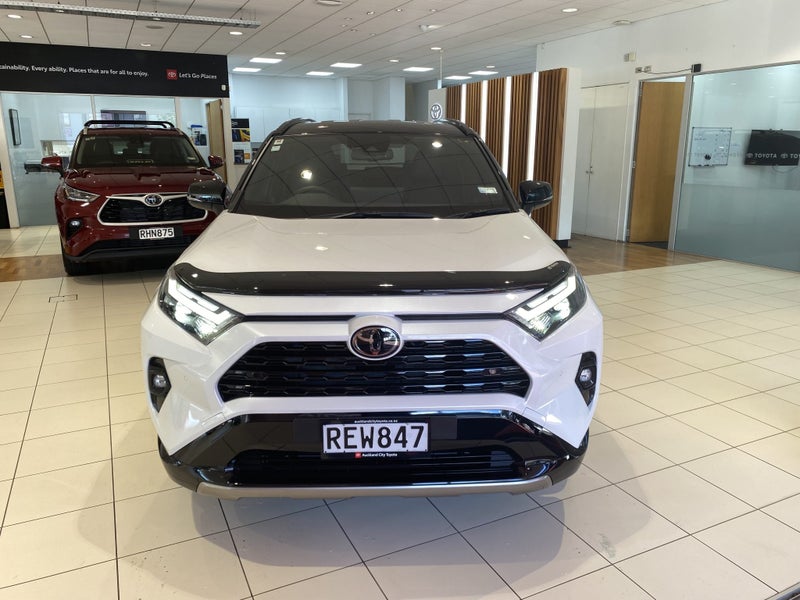 2025 Toyota RAV4 Xse 2.5P Hybrid image 2