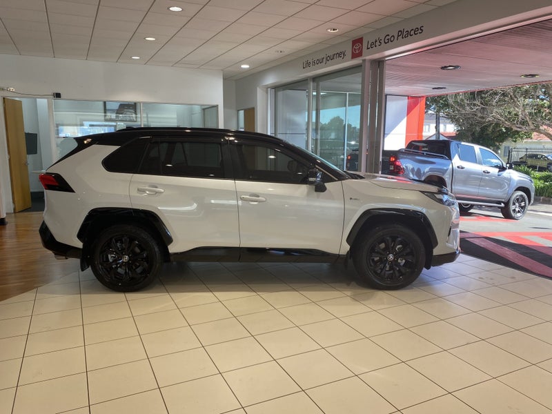 2025 Toyota RAV4 Xse 2.5P Hybrid image 4