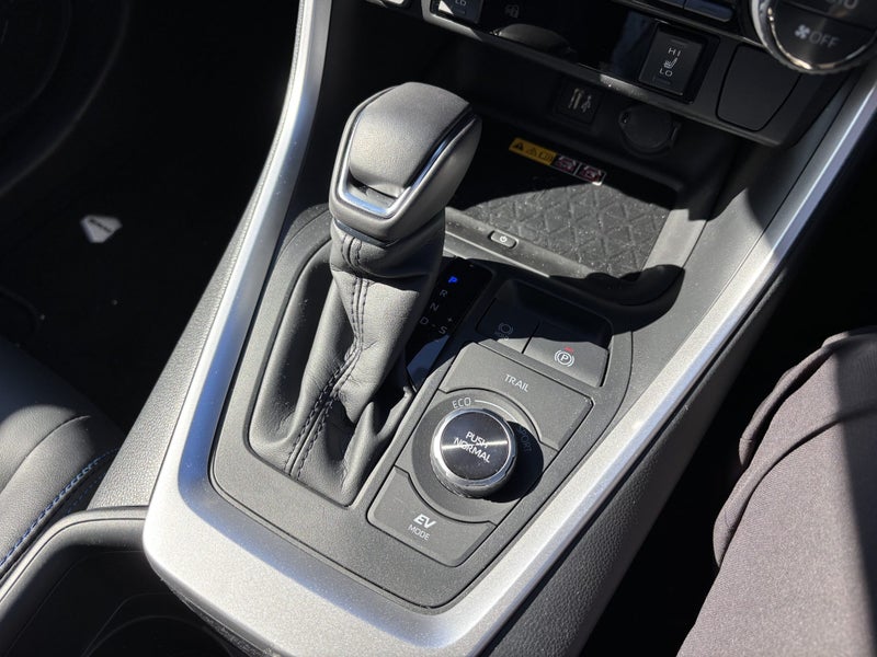 2025 Toyota RAV4 XSE 2.5P Hybrid AWD Auto image 5