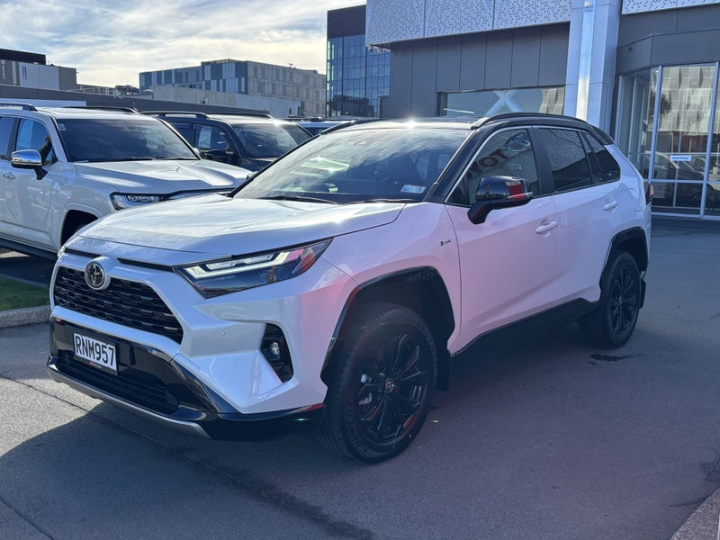 2025 Toyota RAV4 XSE 2.5P Hybrid AWD Auto image 4