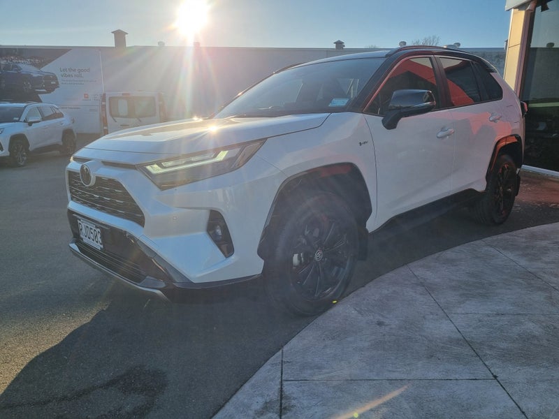 2025 Toyota RAV4 XSE 2.5P Hybrid AWD Automatic SUV image 3