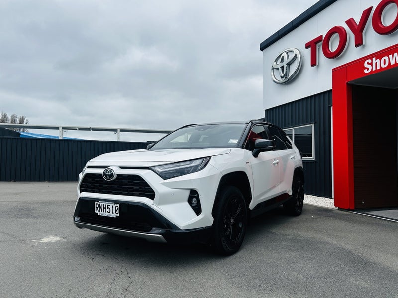 2025 Toyota RAV4 XSE 2.5P Hybrid AWD Automatic SUV image 4