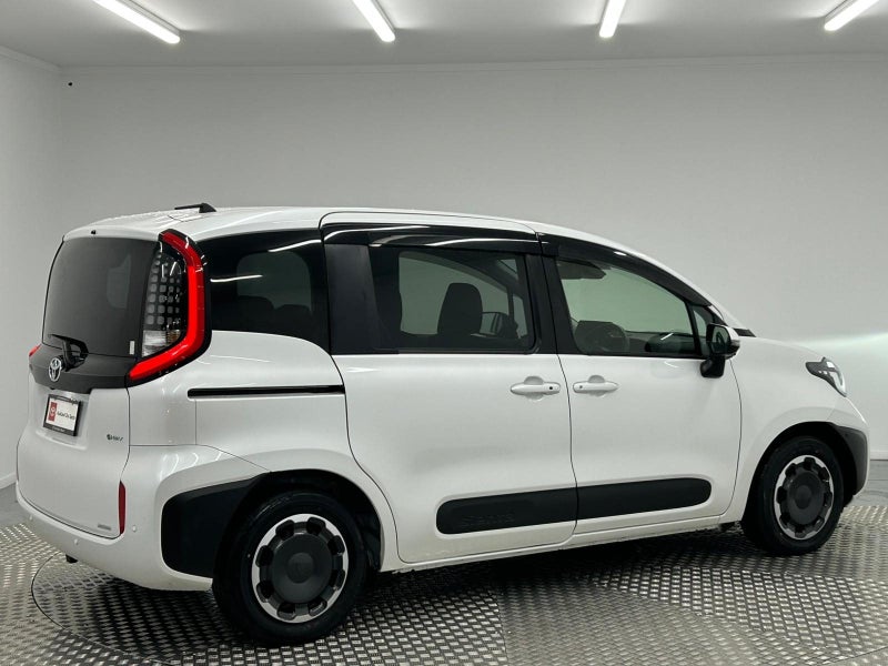 2025 Toyota Sienta 1.5 Hybrid Z image 3