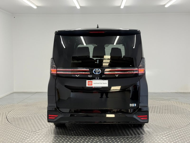 2025 Toyota Voxy 1.8 Hybrid image 4