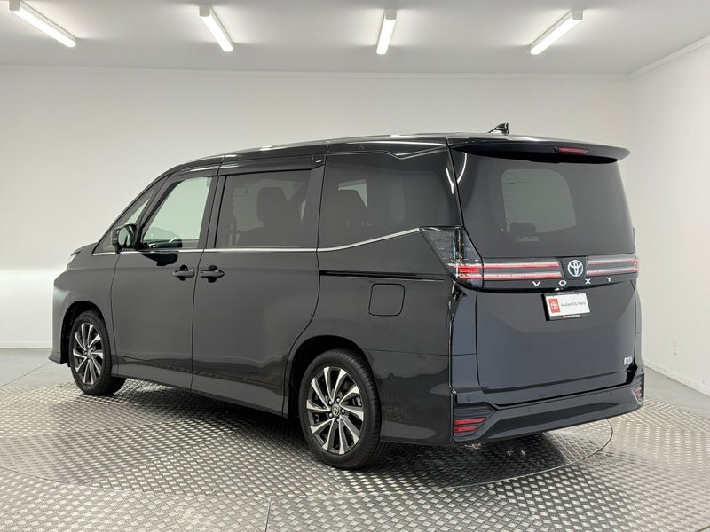 2025 Toyota Voxy 1.8 Hybrid image 5