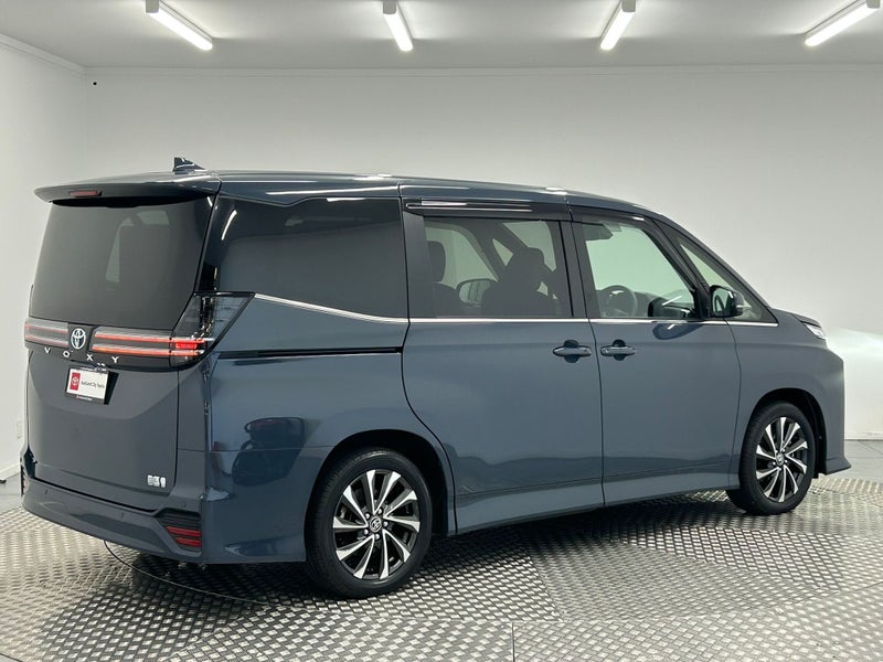 2025 Toyota Voxy 1.8 Hybrid image 3