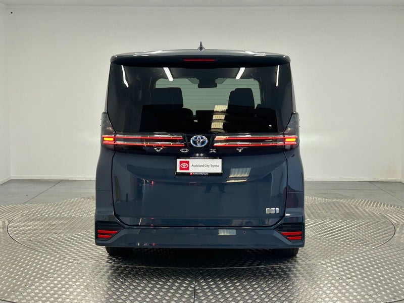 2025 Toyota Voxy 1.8 Hybrid image 4