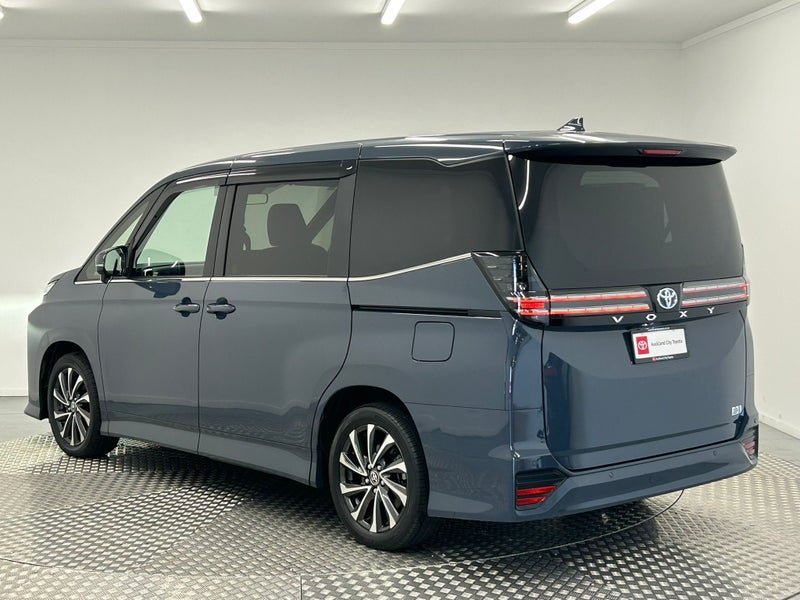 2025 Toyota Voxy 1.8 Hybrid image 5
