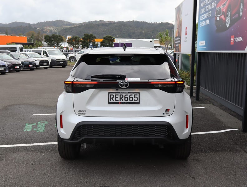 2025 Toyota Yaris Cross GR Sport 1.5P HEV ECVT... image 3