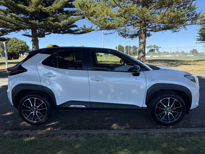 2025 Toyota Yaris Cross GR Sport 1.5P Hybrid FW... image 2