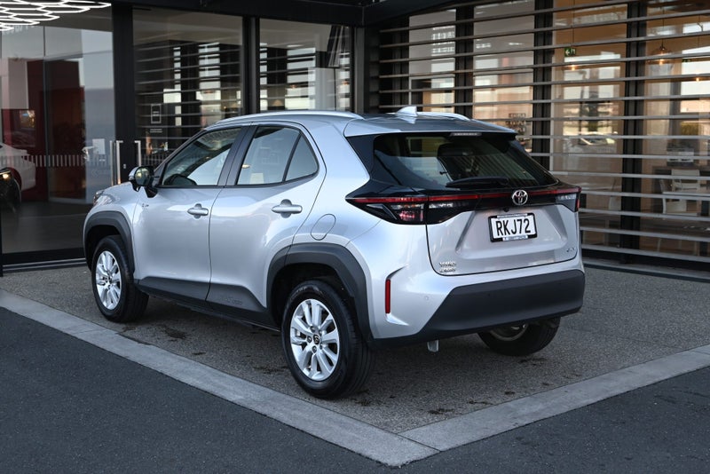 2025 Toyota Yaris Cross GX 1.5 Petrol Hybrid FW... image 2