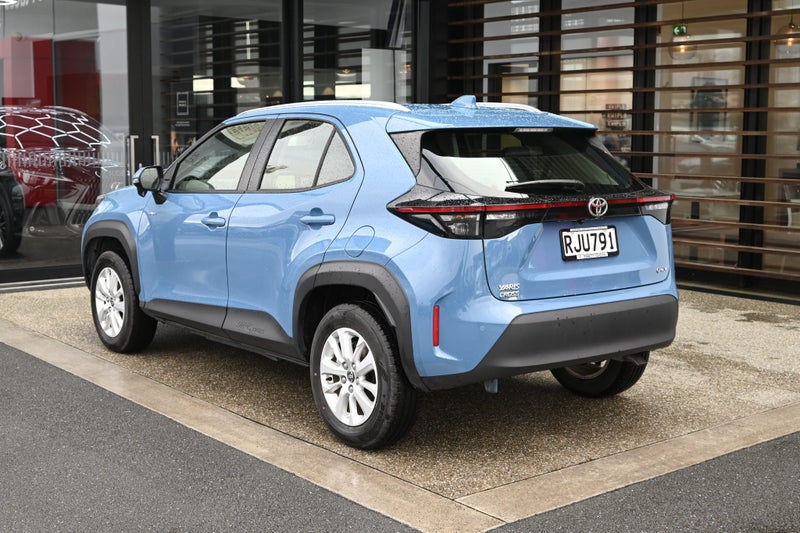2025 Toyota Yaris Cross GX 1.5 Petrol Hybrid FW... image 2