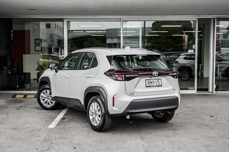 2025 Toyota Yaris Cross GX 1.5 Petrol Hybrid SU... image 3