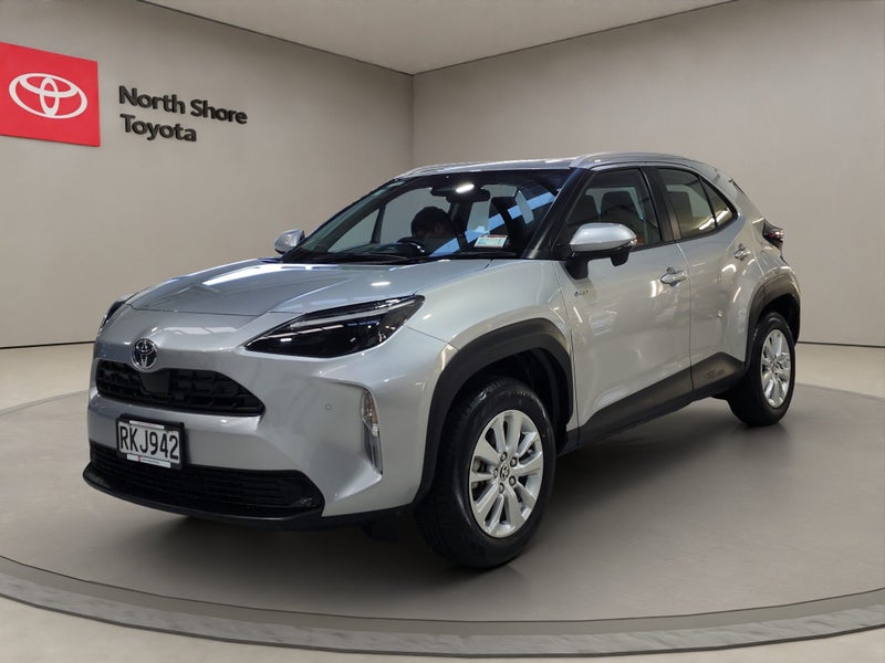 2025 Toyota Yaris Cross GX 1.5L Hybrid FWD SUV image 3