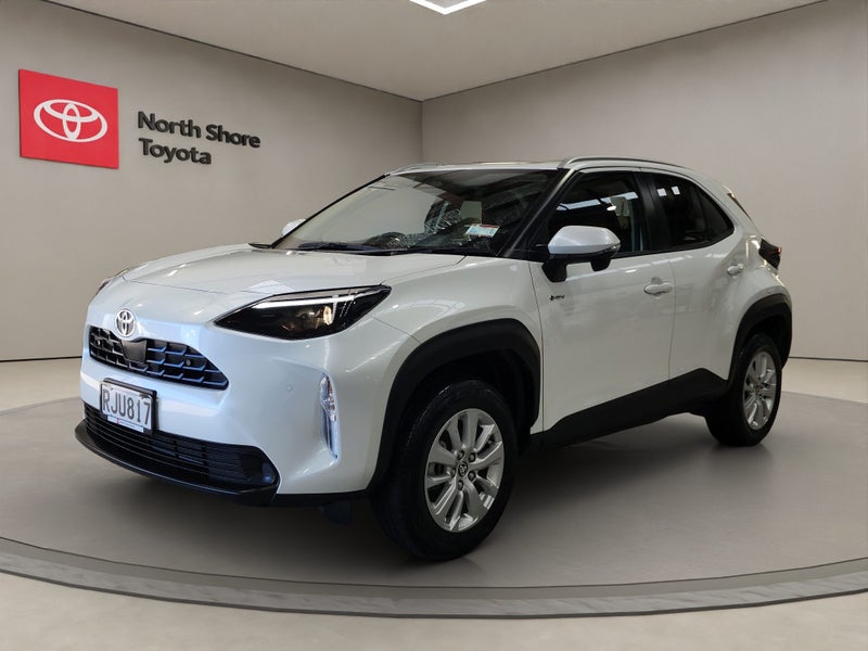 2025 Toyota Yaris Cross GX 1.5L Hybrid FWD SUV image 3