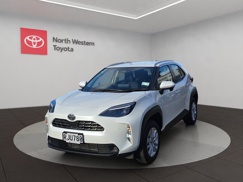 2025 Toyota Yaris Cross GX 1.5L Hybrid FWD SUV image 3