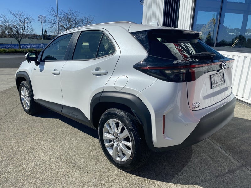 2025 Toyota Yaris Cross GX 1.5P HEV ECVT FWD SUV image 3