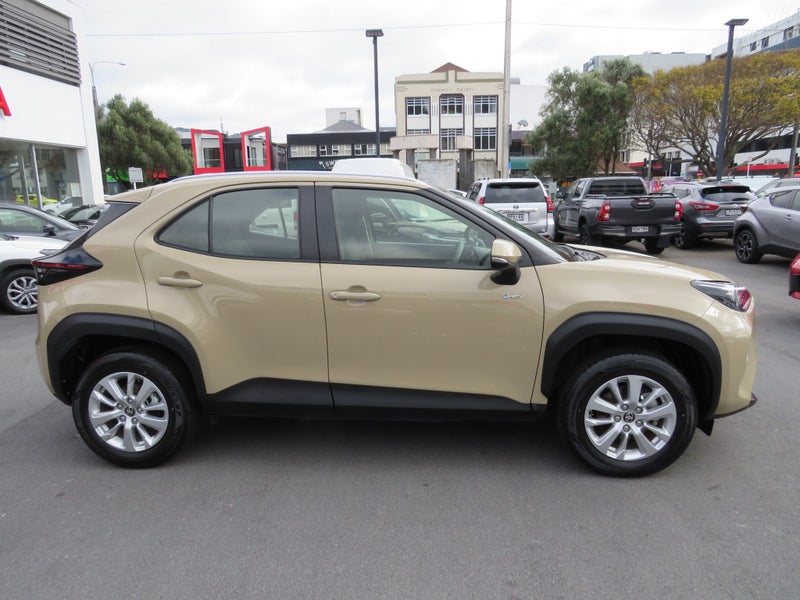 2025 Toyota Yaris Cross GX 1.5P HEV ECVT FWD SUV image 3