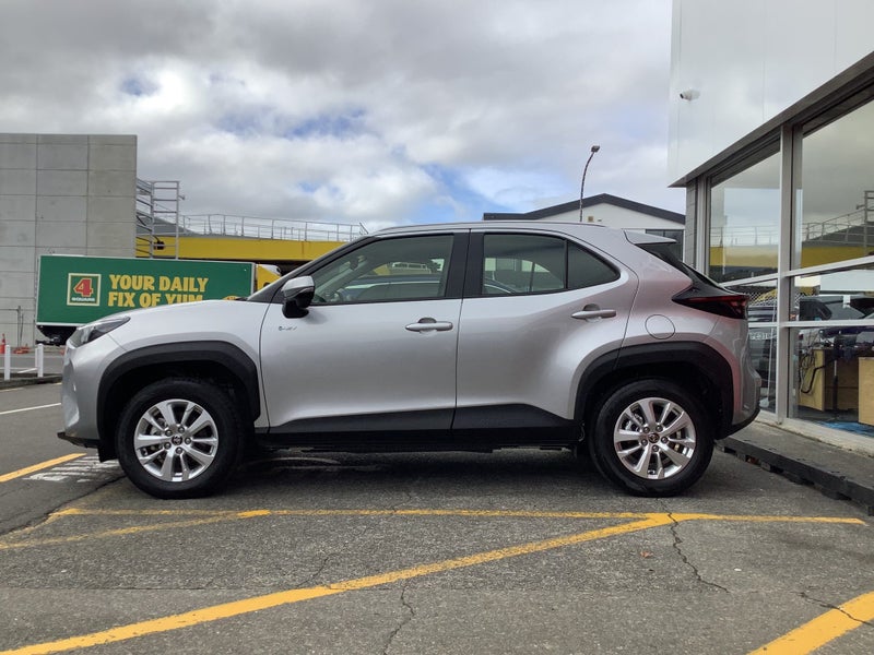 2025 Toyota Yaris Cross GX 1.5P HYBRID SUV image 3