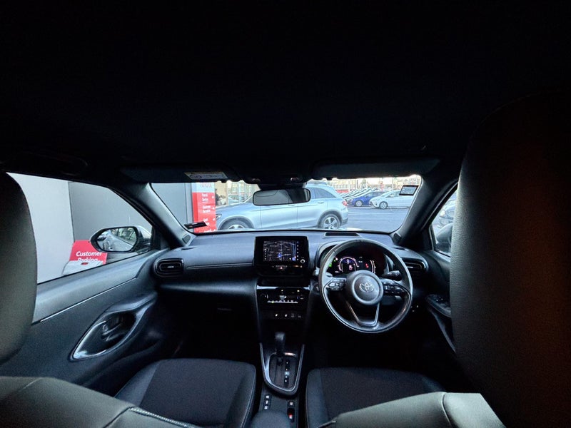 2025 Toyota Yaris Cross Limited 1.5 HYBRID LUXU... image 2