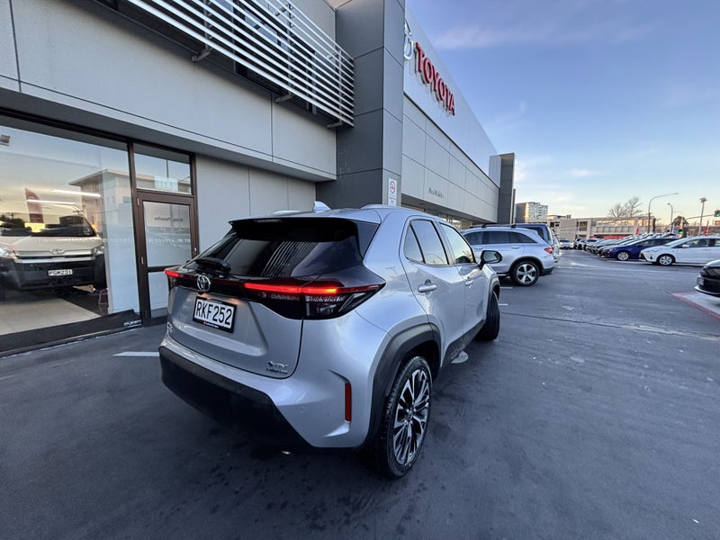 2025 Toyota Yaris Cross Limited 1.5 HYBRID LUXU... image 3