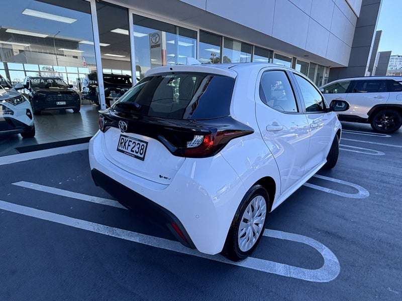 2025 Toyota Yaris GX 1.5 HYBRID ECONOMICAL HATCH image 3