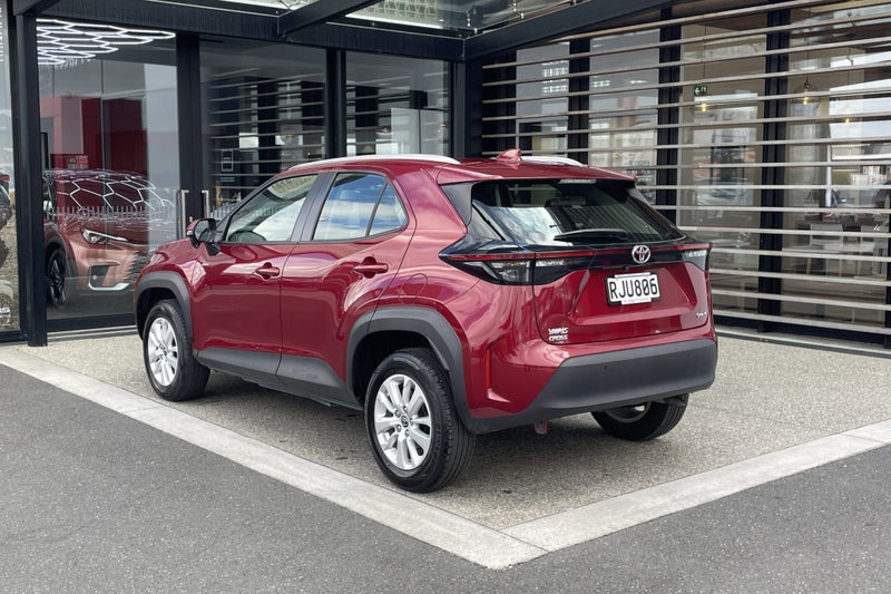 2025 Toyota Yaris GX 1.5 Petrol Hybrid FWD SUV image 2