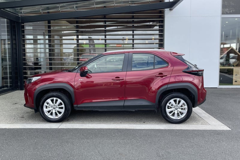 2025 Toyota Yaris GX 1.5 Petrol Hybrid FWD SUV image 3