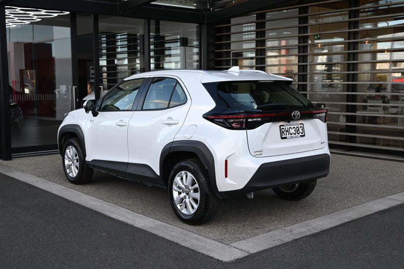 2025 Toyota Yaris GX 1.5 Petrol Hybrid FWD SUV image 2