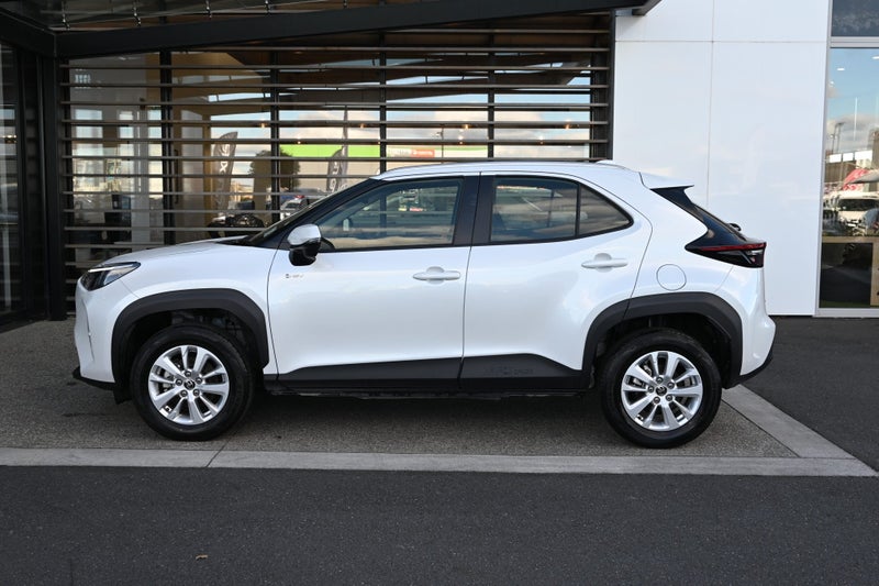 2025 Toyota Yaris GX 1.5 Petrol Hybrid FWD SUV image 3
