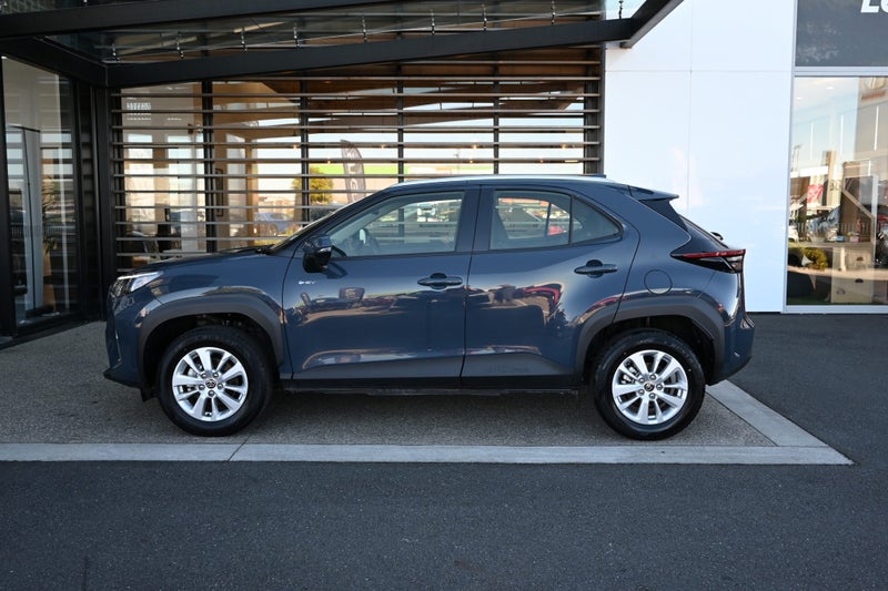 2025 Toyota Yaris GX 1.5 Petrol Hybrid FWD SUV image 3