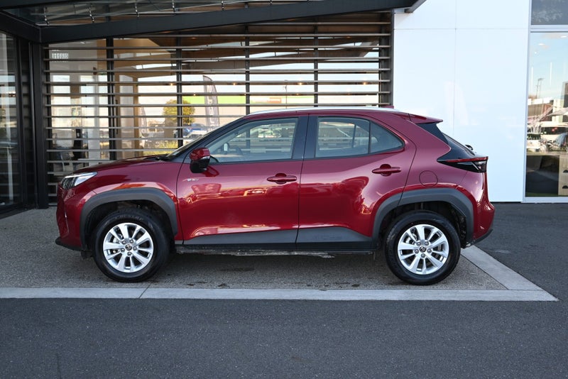 2025 Toyota Yaris GX 1.5 Petrol Hybrid FWD SUV image 3